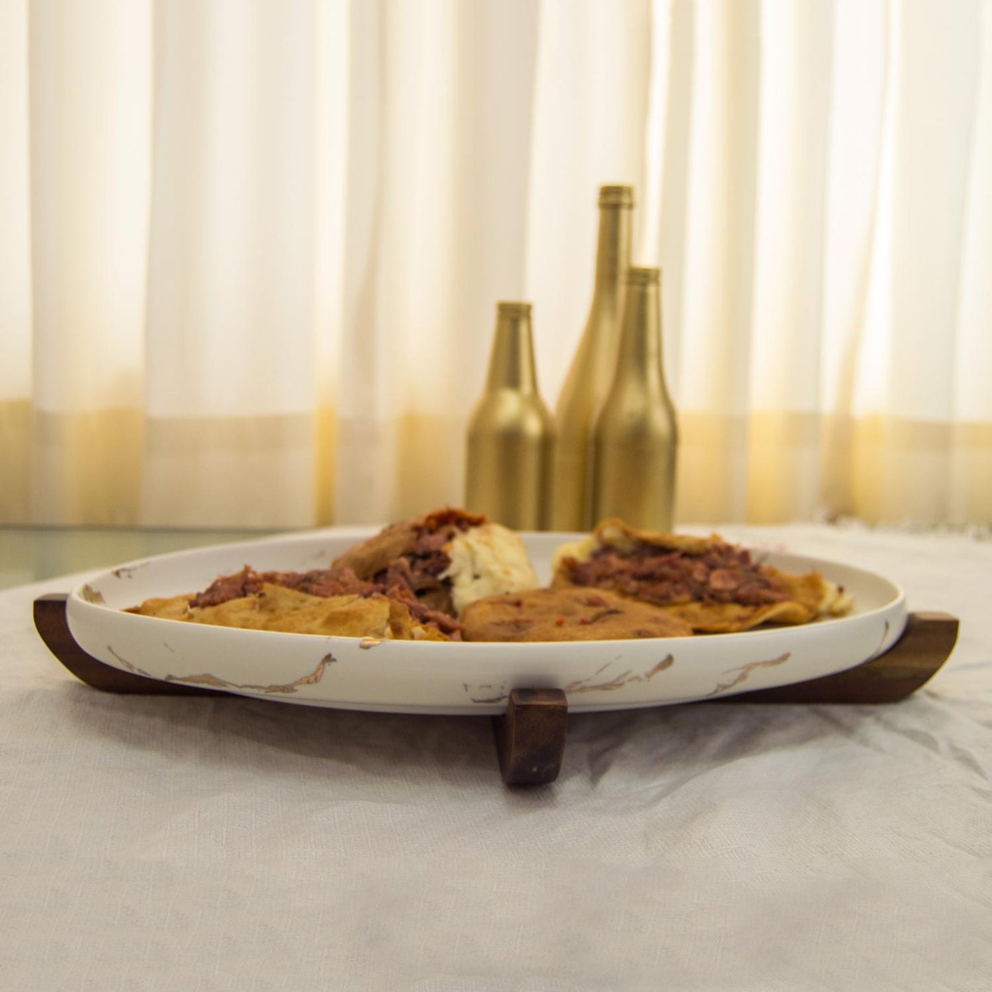 Platón de cerámica ovalado con base de bambú