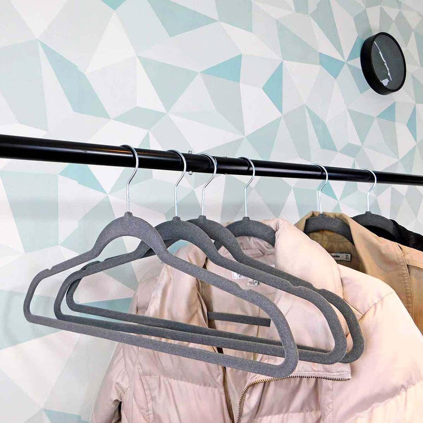 Set de 10 ganchos para ropa de terciopelo gris