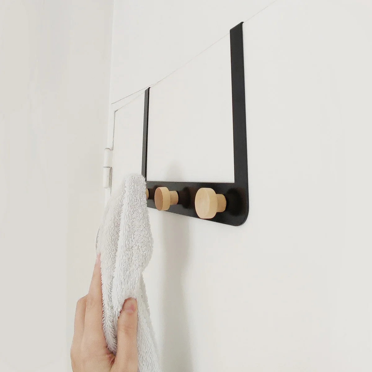 Perchero para Puerta con 3 Ganchos de Madera y Estructura de Metal Negro| Good & Good