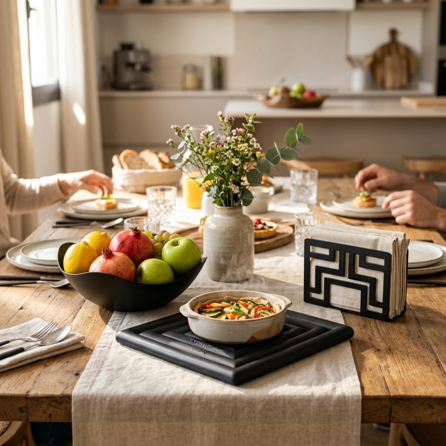 Set de Mesa Moderno en Metal Negro – Frutero, Posacalientes y Servilletero de Diseño