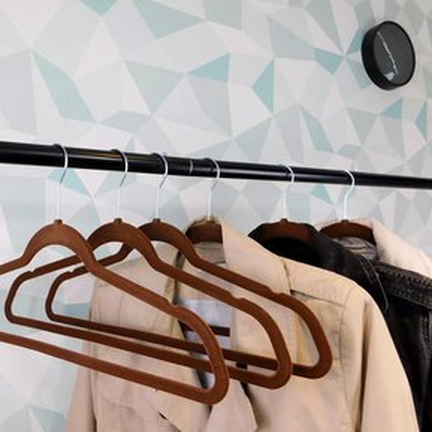 Set de 10 ganchos para ropa de terciopelo café